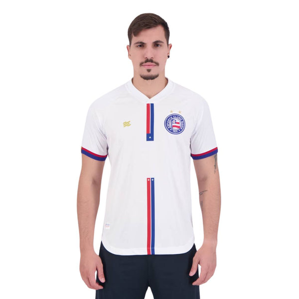 Camisa Bahia Esquadrão I 2024/25 - Branca, Azul e Vermelha sendo exposta em um modelo masculino.