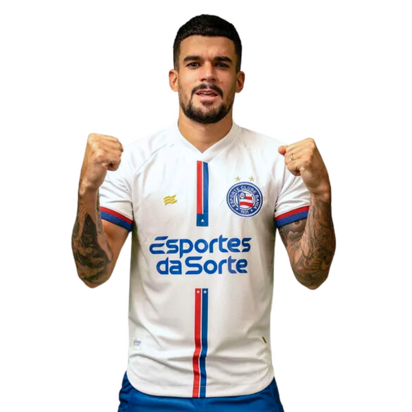 Camisa Bahia Esquadrão I 2024/25 Com Patrocínios - Branca, Azul e Vermelha sendo exposta em um modelo masculino.