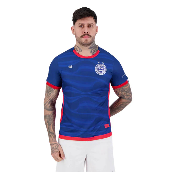 Camisa Bahia Esquadrão III 2024/25 - Azul, Vermelha e Branca sendo exposta em um modelo masculino.